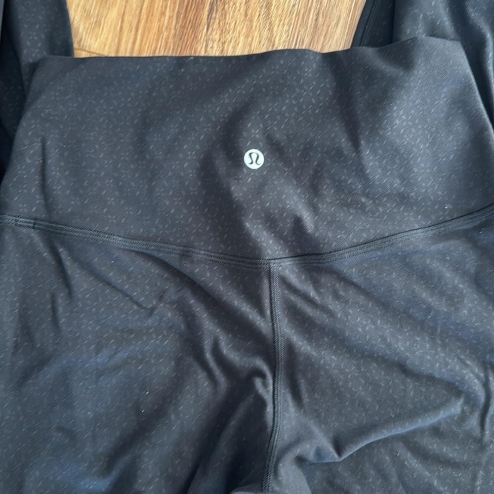 Lululemon black size 6 align legging pattern